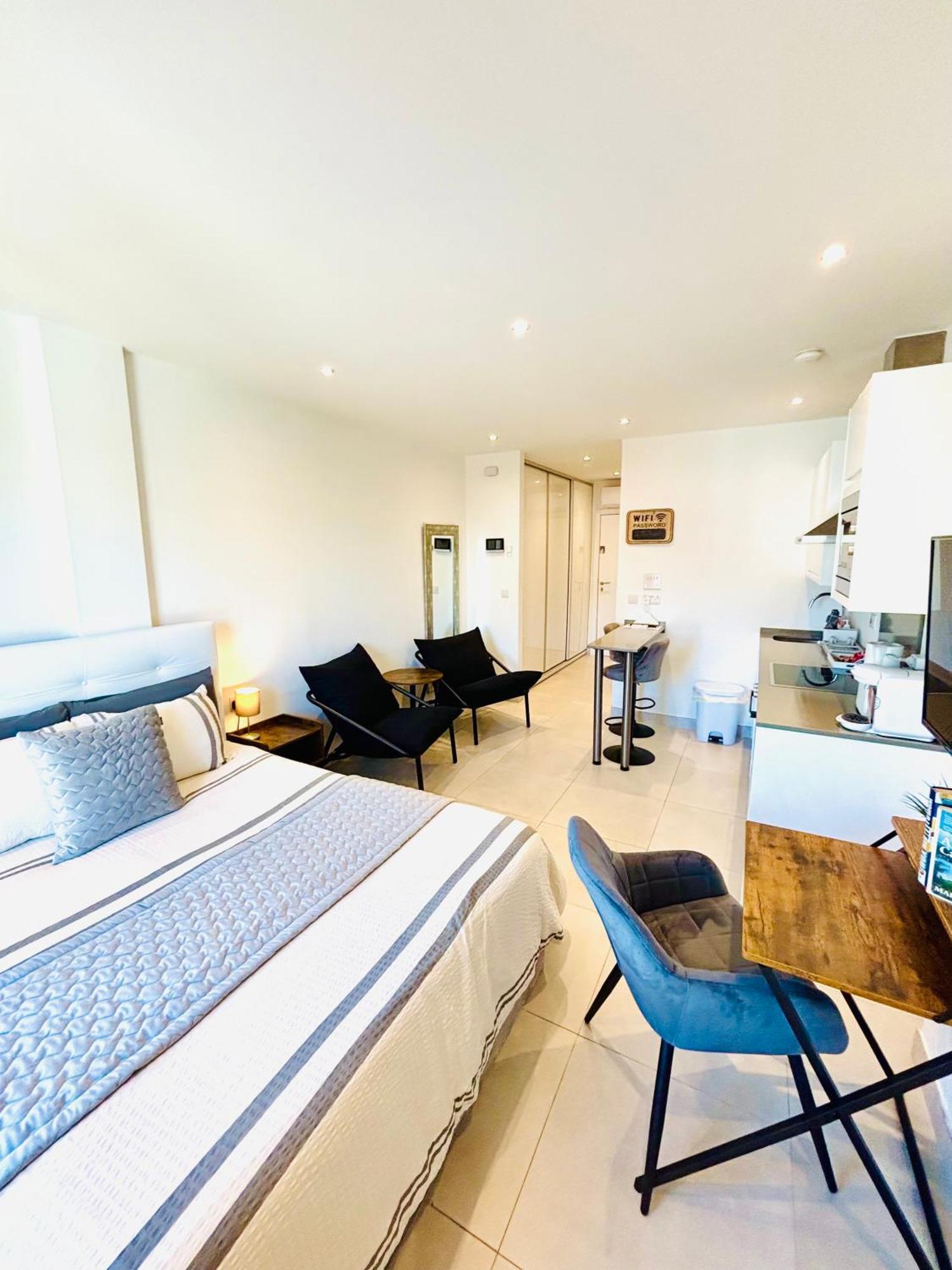 Gibraltar Central Suites Esterno foto